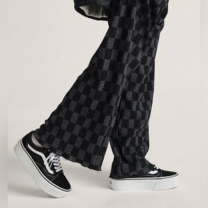 Vans Black & White Platform Old Skool Sneakers
Brand new
Unisex sneaker